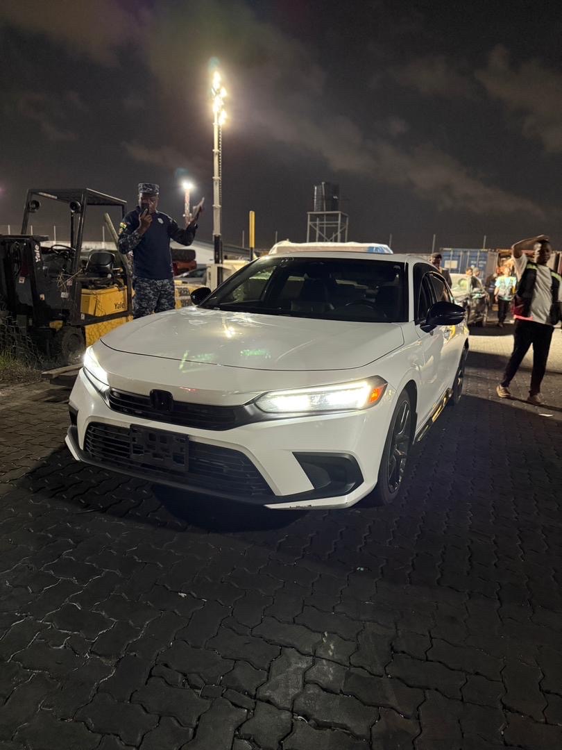 2023 Honda civic Sports - Image 2