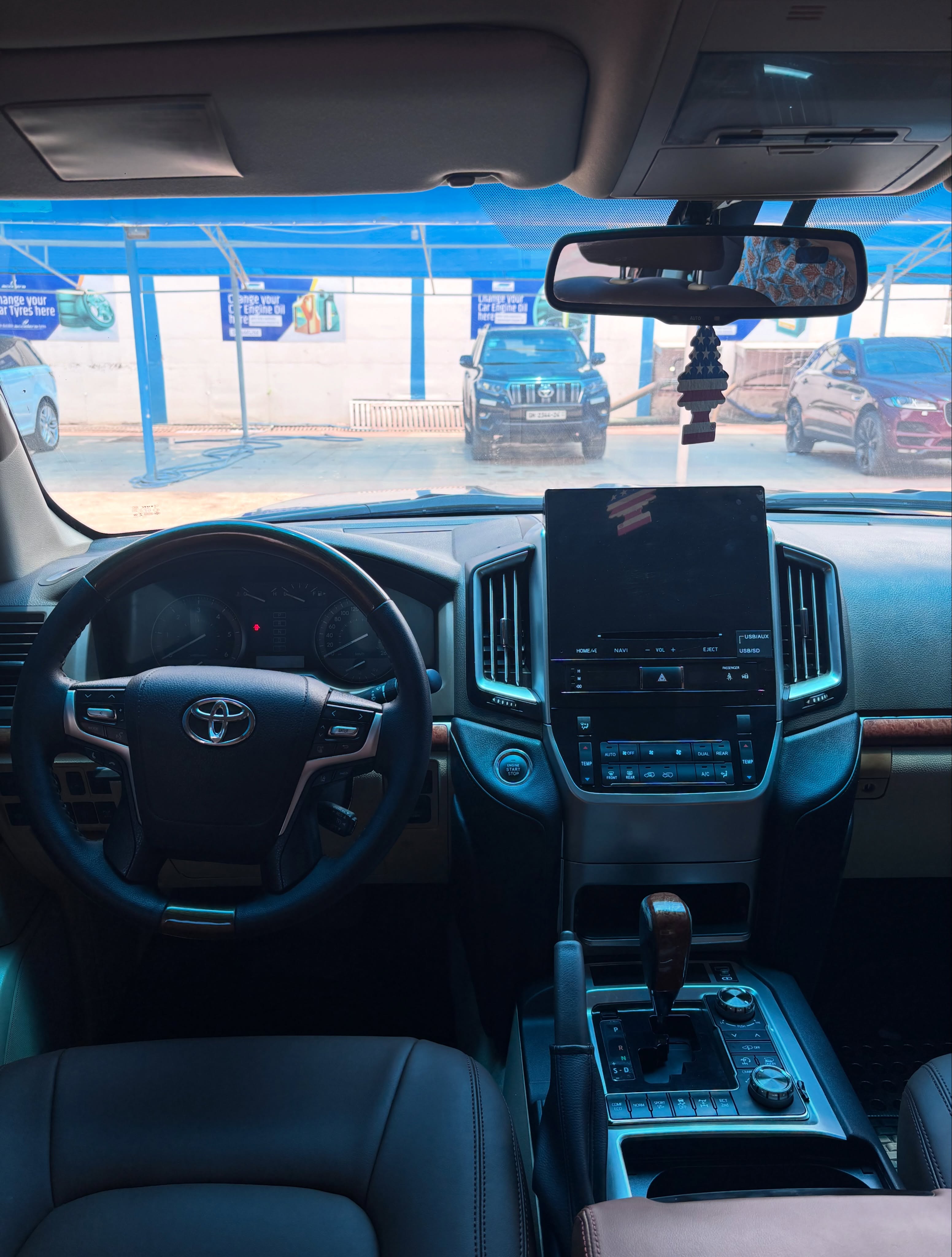V8 Land Cruiser 2014 - Image 2