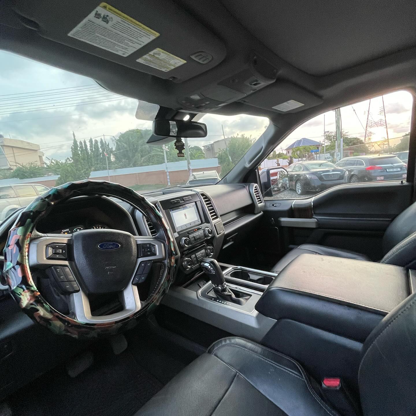 Ford F-150 Lariat 2016 Gray - Image 2