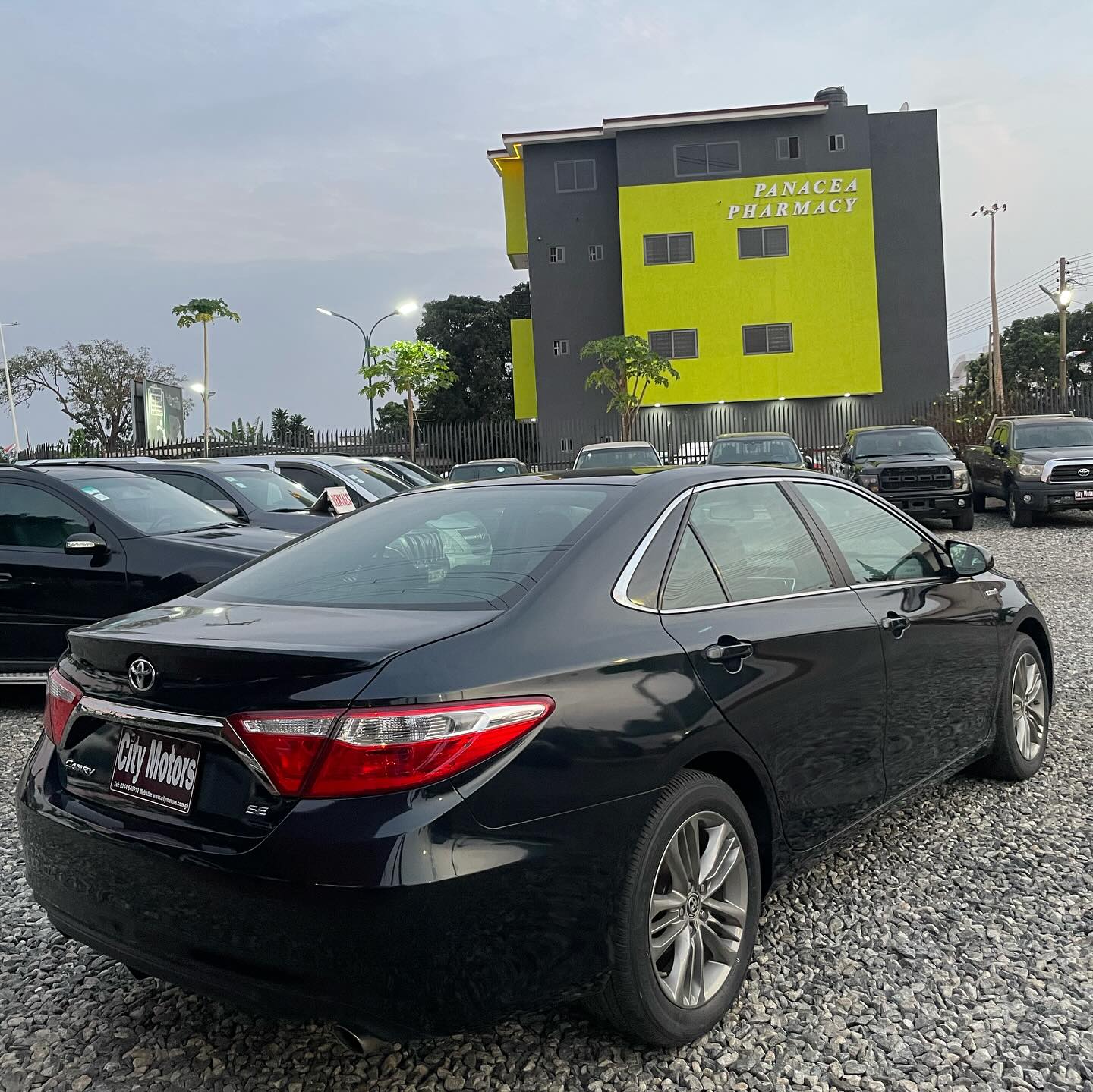  Toyota Camry SE 2016 (Hybrid)  - Image 2