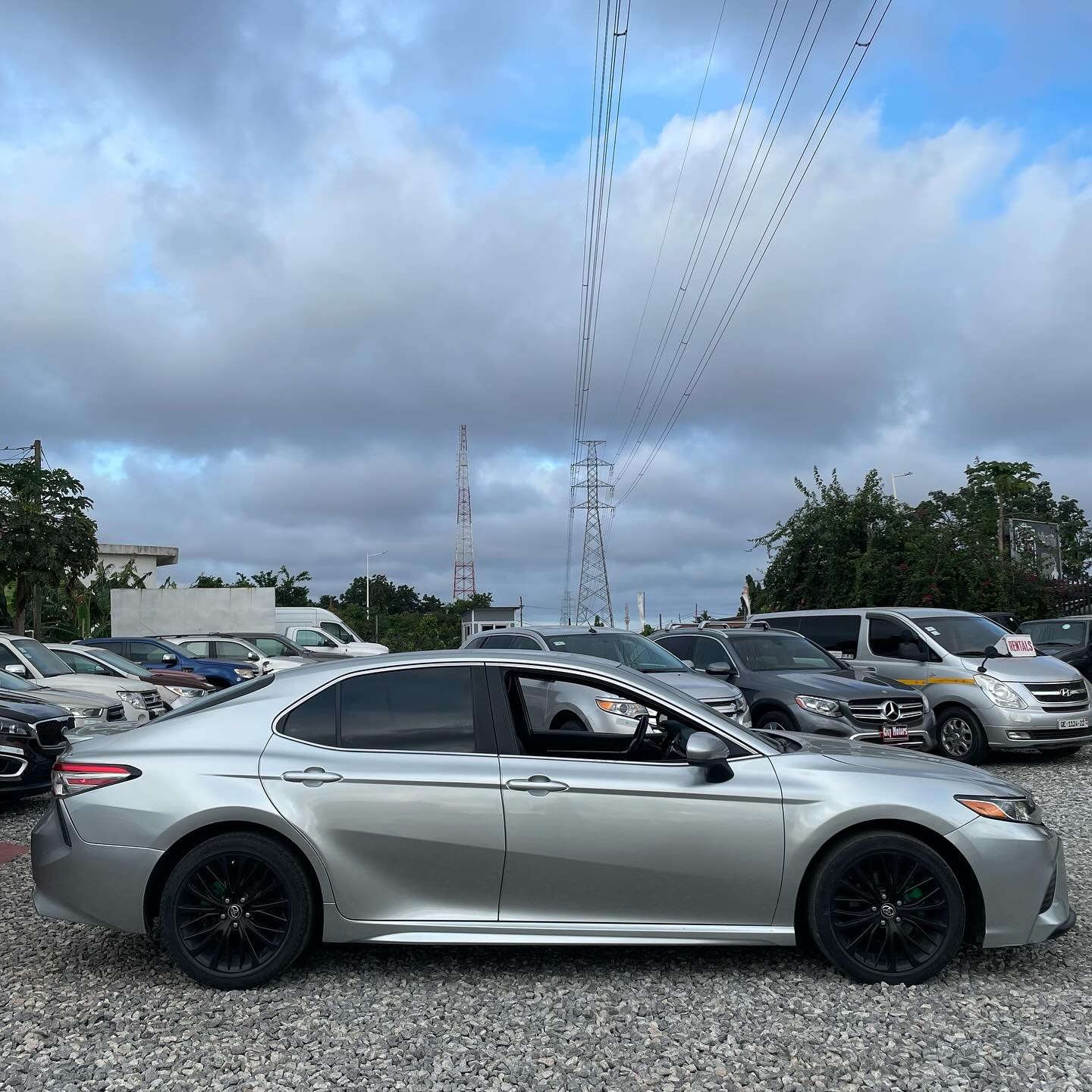 Toyota Camry SE 2018 - Image 2