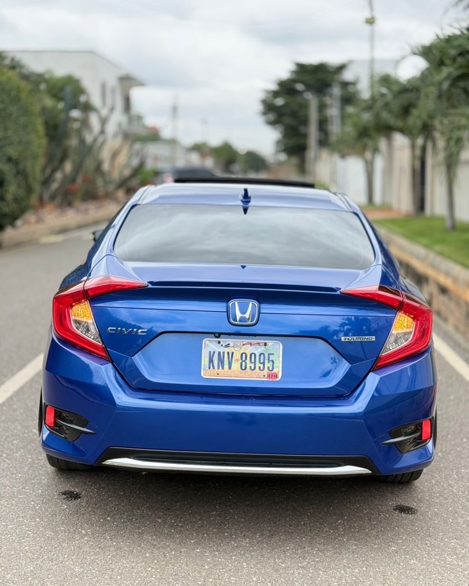 2019 Honda civic touring Full option  - Image 2
