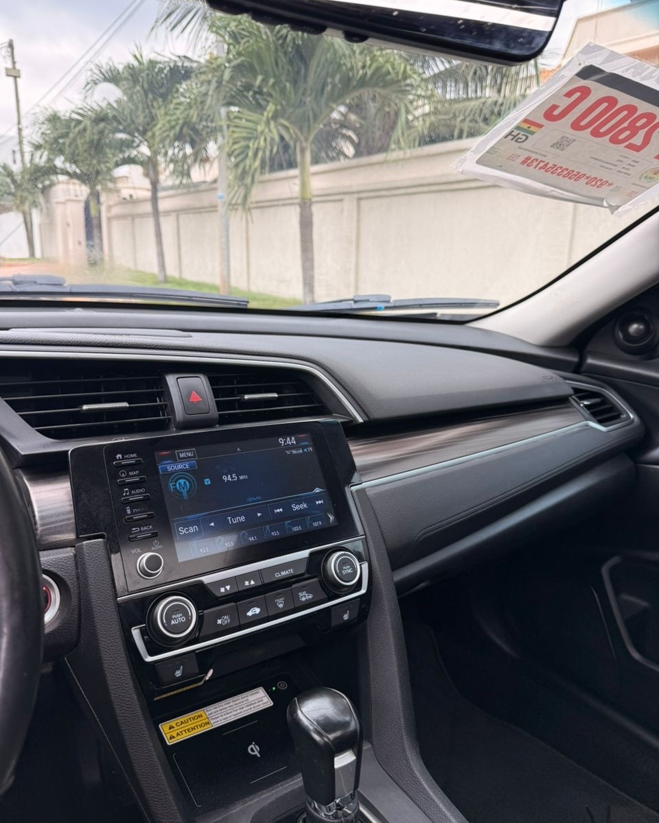 2019 Honda civic touring Full option  - Image 5