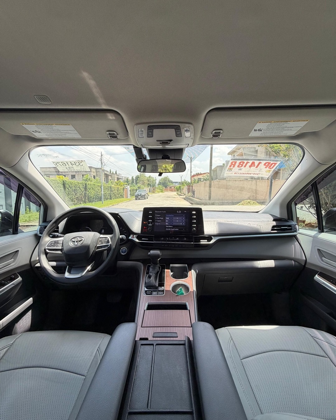 2022 Toyota Sienna Hybrid - Image 2