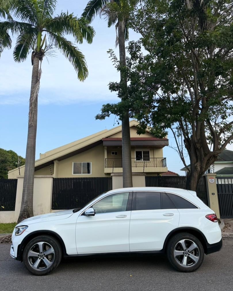 2022 Mercedes Benz GLC300 - Image 2