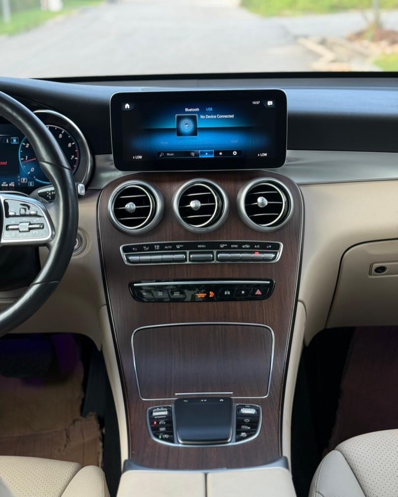 2022 Mercedes Benz GLC300 - Image 4