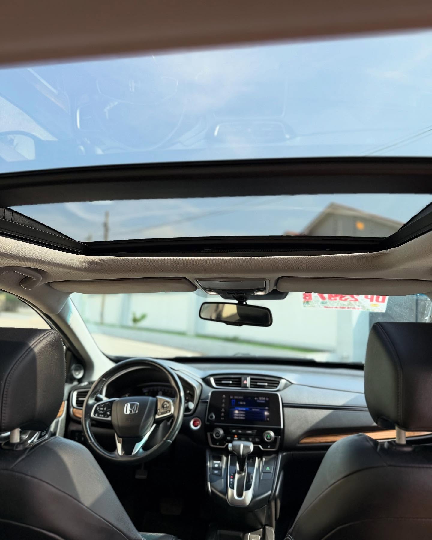 2019 Honda CrV touring - Image 4