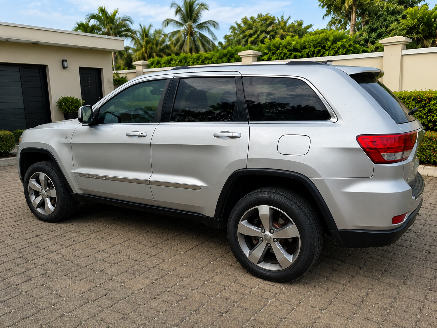 Jeep Grand Cherokee Laredo (call on 0550034565) - Image 4